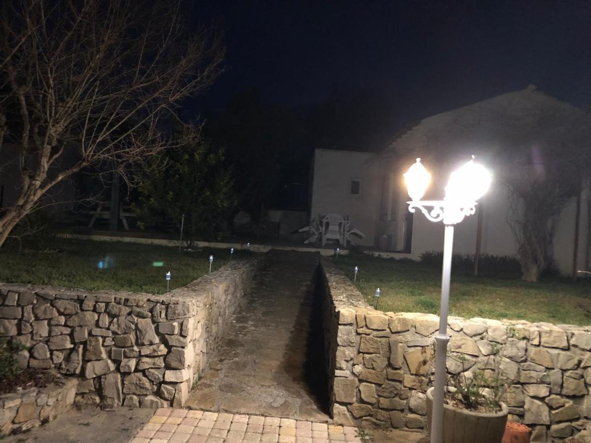 Gite climatisé pour 4 personnes avec piscine dans les hauteurs de Bollène Esterno foto