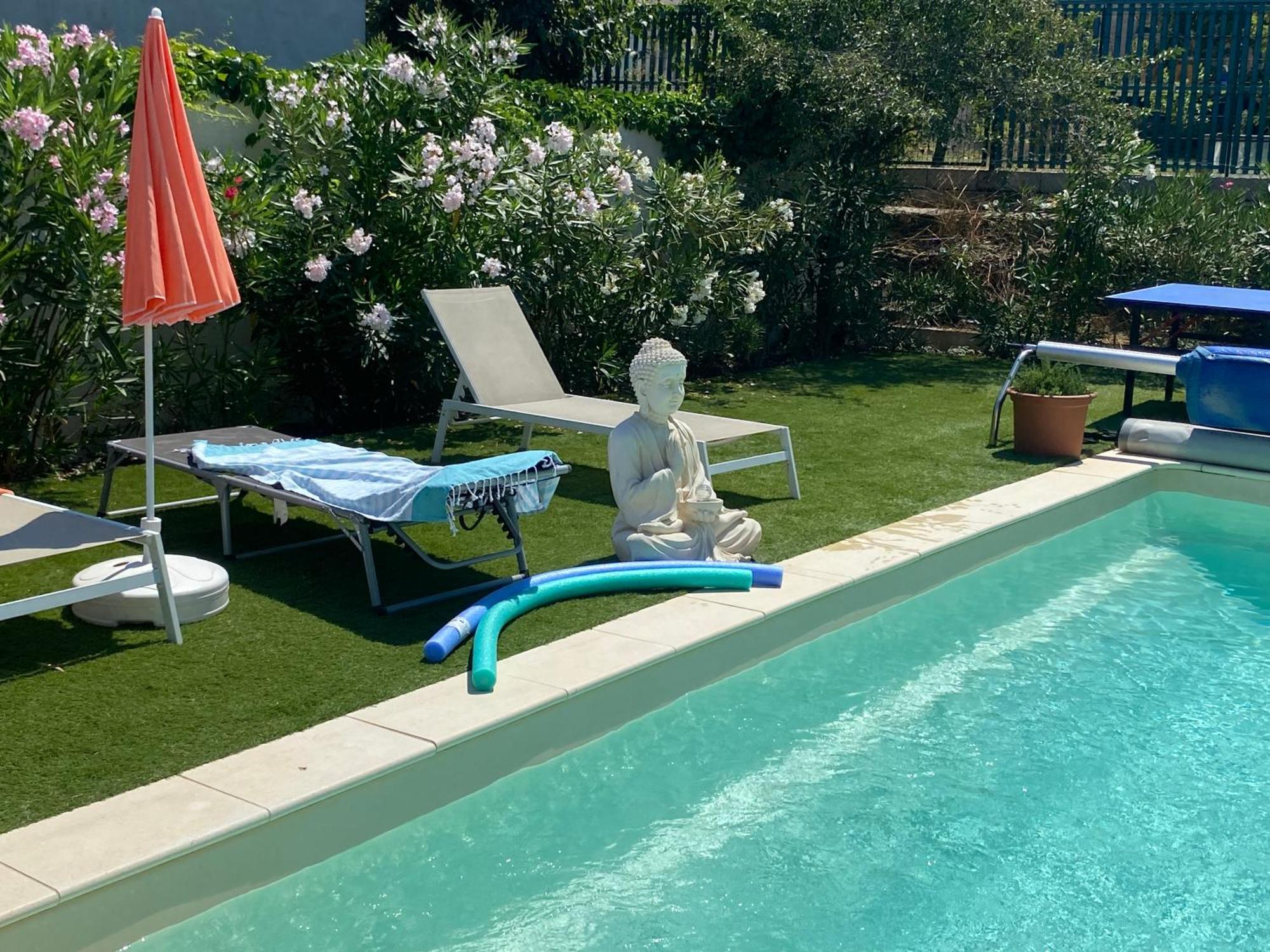 Gite climatisé pour 4 personnes avec piscine dans les hauteurs de Bollène Esterno foto