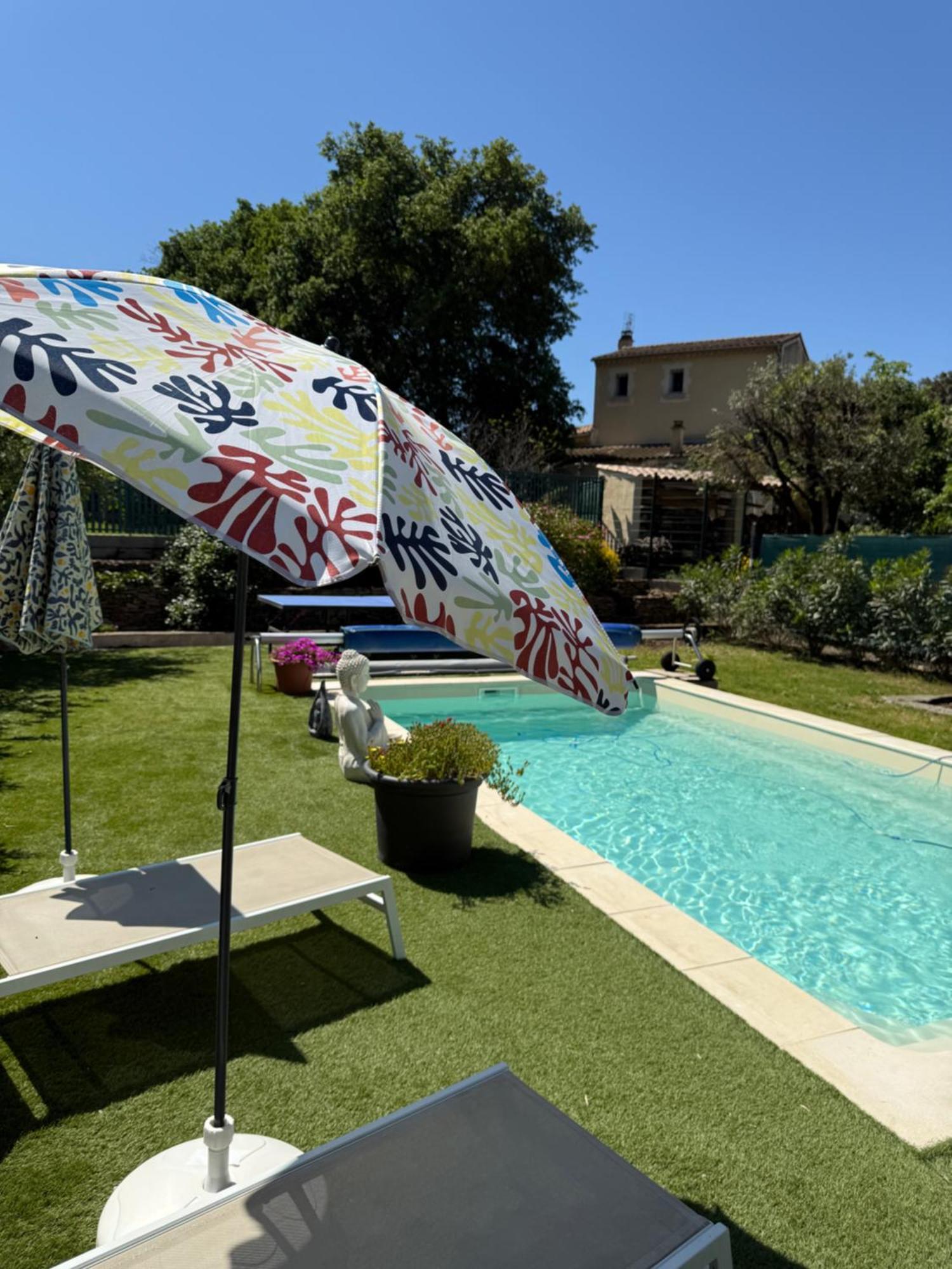 Gite climatisé pour 4 personnes avec piscine dans les hauteurs de Bollène Esterno foto